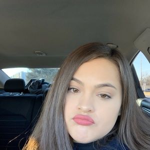 Meet your Posher, Mia